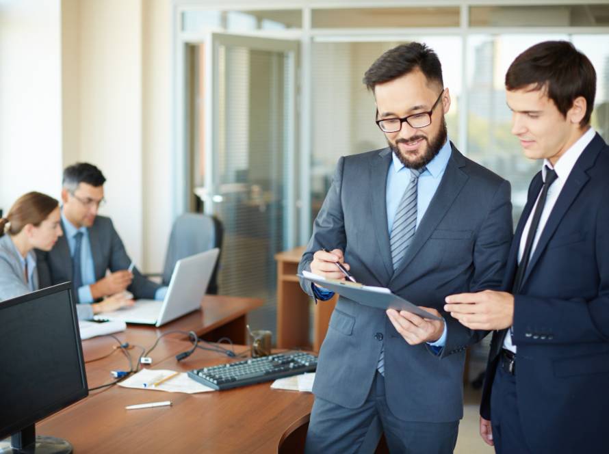 Professional business consulting in Dubai, meeting with the corporate team